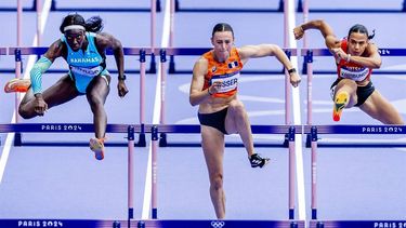 PARIJS - Nadine Visser (M) in actie op het onderdeel 100 meter horden tijdens de olympische atletiekwedstrijden. ANP REMKO DE WAAL