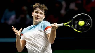 ROTTERDAM - Mees Rottgering in actie tegen Quentin Halys op de tweede dag van het ABN AMRO tennistoernooi in Ahoy Rotterdam. BAS CZERWINSKI / ANP