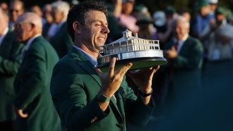 epa12886301 2026 Masters tournament champion Rory McIlroy of Northern Ireland holds up the trophy while wearing the Green Jacket after winning the final round of the 2026 Masters tournament in Augusta, Georgia, USA, 12 April 2026.  EPA/ERIK S. LESSER