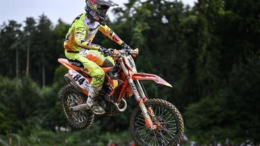 epa11564497 Jeffrey Herlings of the Netherlands in action during the second MXGP race of the Motocross World Championship in Frauenfeld, Switzerland, 25 August 2024.  EPA/GIAN EHRENZELLER