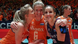 APELDOORN - Vreugde bij volleybalsters (vlnr) Laura Dijkema, Maret Balkestein-Grothues en Myrthe Schoot, na de overwinning van Nederland op Bulgarije. De volleybalsters zijn nu al zeker van een plek in de halve finales van het olympisch kwalificatietoernooi (OKT). ANP RONALD HOOGENDOORN