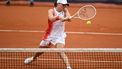 Poland's Iga Swiatek returns to US' Danielle Collins during their women's singles quarter-final tennis match on Court Suzanne-Lenglen at the Roland-Garros Stadium during the Paris 2024 Olympic Games, in Paris on July 31, 2024.  
PATRICIA DE MELO MOREIRA / AFP