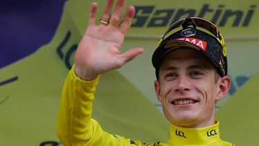 2023-07-08 17:16:26 Jumbo-Visma's Danish rider Jonas Vingegaard celebrates on the podium with the overall leader's yellow jersey after the 8th stage of the 110th edition of the Tour de France cycling race, 201 km between Libourne and Limoges, in central western France, on July 8, 2023. 
Thomas SAMSON / AFP