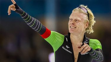 HEERENVEEN - Tim Prins reageert na de 1000 meter op de laatste dag van het World Cup kwalificatietoernooi schaatsen in Thialf. ANP VINCENT JANNINK