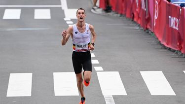 Belgium's Koen Naert  arrives at the finish line in the men's marathon final during the Tokyo 2020 Olympic Games in Sapporo on August 8, 2021. 
Charly TRIBALLEAU / AFP