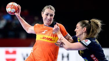 epa11774962 Lois Abbingh of the Netherlands (L) in action  during the EHF Women's EURO 2024 placement 5/6 match between Sweden and Netherlands, in Vienna, Austria, 13 December 2024.  EPA/MAX SLOVENCIK