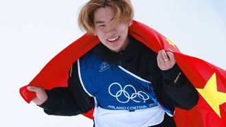 epa12753413 Su Yiming of China celebrates first place in the Men's Snowboard Slopestyle final of the Snowboarding competitions at the Milano Cortina 2026 Winter Olympic Games, in Livigno, Italy, 18 February 2026.  EPA/ALEX PLAVEVSKI
