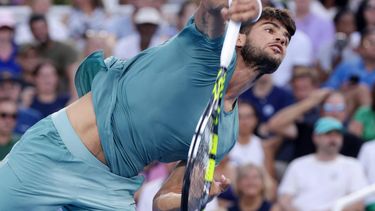 epa12305791 Carlos Alcaraz of Spain in action against Alexander Zverev of Germany during the semi-final round of the Cincinnati Open tennis tournament in Mason, Ohio, USA, 16 August 2025.  EPA/MARK LYONS