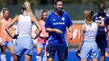 AMSTELVEEN - Bondscoach Raoul Ehren tijdens een training van het Nederlands elftal dames op de velden van Pinoké voorafgaand aan het WK hockey in eigen land. ROBIN VAN LONKHUIJSEN / ANP