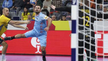 epa11080197 Netherland's Dani Baijens (L) in action against (R) Sweden’s goalkeeper Andreas Palicka during the EHF Men's EURO 2024 Group E handball match between Sweden and Netherlands in Mannheim, Germany, 15 January 2024.  EPA/CHRISTOPHER NEUNDORF