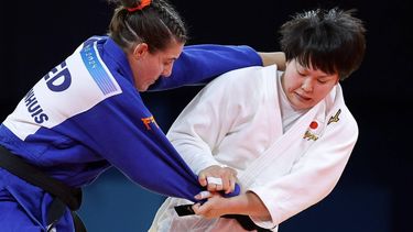 epa11515932 Rika Takayama of Japan (white) and Guusje Steenhuis of Netherlands fight during the Women -78kg repechage bout of the Judo competitions in the Paris 2024 Olympic Games, at the Champs-de-Mars Arena in Paris, France, 01 August 2024.  EPA/CHRISTOPHE PETIT TESSON