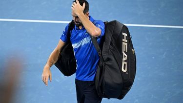 epa11803665 Novak Djokovic of Serbia getstures as he walks off the court after losing his quarter-finals match against Reilly Opelka of USA at the Brisbane International tennis tournament in Brisbane, Australia, 03 January 2025.  EPA/DARREN ENGLAND AUSTRALIA AND NEW ZEALAND OUT