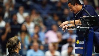 2023-09-05 00:13:04 epa10841060 Alexander Zverev of Germany approaches the Chair Umpire after a spectator heckled him during his fourth round match against Jannik Sinner of Italy at the US Open Tennis Championships at the USTA National Tennis Center in Flushing Meadows, New York, USA, 04 September 2023. The US Open runs from 28 August through 10 September.  EPA/WILL OLIVER