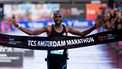 2023-10-15 11:04:58 AMSTERDAM - Joshua Belet (KEN) komt over de finish van de TCS Amsterdam Marathon 2023. Aan de Marathon van Amsterdam doen een recordaantal van 47.000 lopers mee. ANP IRIS VAN DEN BROEK