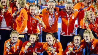 PARIJS - Chef de mission Pieter van den Hoogenband en premier Dick Schoof samen met hockeysters van Nederland na afloop van de finale op de Olympische Spelen. ANP ROBIN VAN LONKHUIJSEN