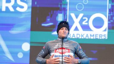 epa11995406 Dutch rider Mathieu van der Poel of team Alpecin-Deceuninck stands on the podium for the the Caps Energy Card trophy after winning the 67th E3 Saxo Classic one-day cycling race over 208.8km, in Harelbeke, Belgium, 28 March 2025.  EPA/OLIVIER MATTHYS