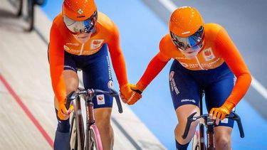 BALLERUP - Marit Raaijmakers en Lisa van Belle in actie op de madison op de vierde dag van het WK baanwielrennen in de Ballerup Super Arena. ANP IRIS VAN DEN BROEK