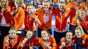 PARIJS - Chef de mission Pieter van den Hoogenband en premier Dick Schoof samen met hockeysters van Nederland na afloop van de finale op de Olympische Spelen. ANP ROBIN VAN LONKHUIJSEN