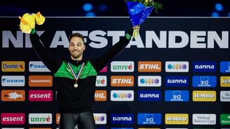 HEERENVEEN - Winnaar Kjeld Nuis tijdens de huldiging de 1.500 meter voor vrouwen tijdens de eerste dag van het NK afstanden in Thialf. De olympische winter werd afgetrapt met het driedaagse schaatstoernooi. ANP VINCENT JANNINK