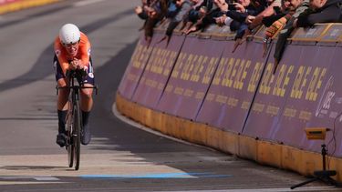 epa11598488 UCI Women's WorldTeam Lidl–Trek rider Ellen Van Dijk from Netherlands approaches the finish line during the Women Elite ITTof the UEC Road European Championships cycling race Limburg-Flanders, a 31.2 km individual time trial from Heusden-Zolder to Hasselt in Hasselt, Belgium, 11 September 2024.  EPA/OLIVIER MATTHYS