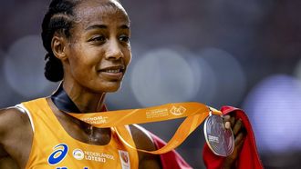2023-08-26 21:08:59 BOEDAPEST - Sifan Hassan met een zilveren medaille na de finale van de 5000 meter op de achtste dag van de wereldkampioenschappen atletiek. ANP ROBIN VAN LONKHUIJSEN