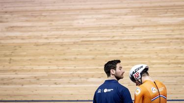 2020-02-29 12:15:40 BERLIJN - Jeffrey Hoogland en coach Hugo Haak (L) tijdens de Sprint op de vierde dag van de wereldkampioenschappen baanwielrennen. ANP KOEN VAN WEEL