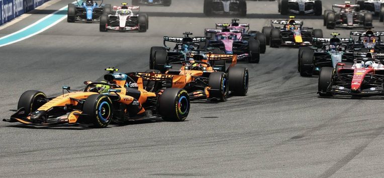 McLaren's British driver Lando Norris (L) leads the pack during the 2026 Miami Formula One Sprint at Miami International Autodrome in Miami Gardens, Florida, on May 2, 2026.  
CHARLY TRIBALLEAU / AFP