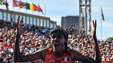 Netherlands' gold medallist Sifan Hassan celebrates crossing the finish in first place in the women's marathon of the athletics event at the Paris 2024 Olympic Games at The Invalides in Paris on August 11, 2024. 
Andrej ISAKOVIC / AFP