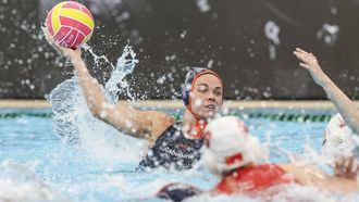 epa12238914 Bente Rogge of Netherlands (L) in action during the preliminary round women’s water polo match between Netherlands and China at the World Aquatics Championships Singapore 2025, in Singapore, 15 July 2025.  EPA/HOW HWEE YOUNG