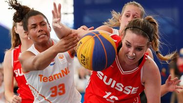 epa07663552 Janis Boonstra (L) of Netherlands in action against Tamara Detraz (R) of Switzerland during the women's 3x3 basketball competitions, first round group C, at the Minsk 2019 European Games in Minsk, Belarus, 21 June 2019.  EPA/SERGEY DOLZHENKO