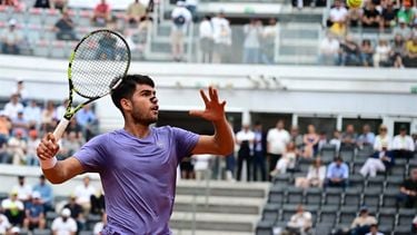 Spain's Carlos Alcaraz returns to Russia's Karen Khachanov during their men's singles match at the ATP Rome Open tennis tournament at Foro Italico in Rome on May 13, 2025. 
PIERO CRUCIATTI / AFP