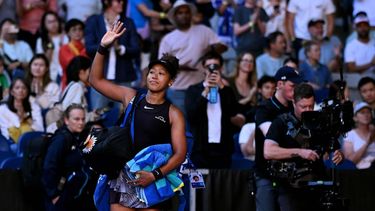epa11830051 Naomi Osaka of Japan waves to the crowd as she retires during her round three match against Belinda Bencic of Switzerland for the 2025 Australian Open at Melbourne Park in Melbourne, Australia, 17 January 2025.  EPA/JAMES ROSS AUSTRALIA AND NEW ZEALAND OUT