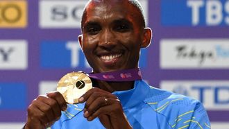 Gold medallist Tanzania's Alphonce Felix Simbu poses with his medals on the podium for the men's marathon during the World Athletics Championships in Tokyo on September 15, 2025. 
Antonin THUILLIER / AFP