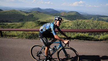 epa10736370 Spanish rider David de la Cruz of Astana Qazaqstan Team in action during the 9th stage of the Tour de France 2023, a 184kms race from Saint-Leonard-de-Noblat to Puy de Dome, France, 09 July 2023.  EPA/CHRISTOPHE PETIT TESSON
