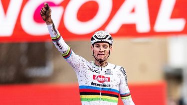 HULST - Mathieu van der Poel wint de elfde wereldbekerwedstrijd veldrijden. De wedstrijd in Hulst is de elfde in de cyclus en de eerste op Nederlandse bodem. ANP IRIS VAN DEN BROEK