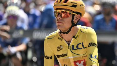 Uno-X Mobility team's Norwegian rider Torstein Traeen wearing the overall leader's yellow jersey awaits the start of the 6th stage of the 113th edition of the Tour de France cycling race, 186 km between Pau and Gavarnie-Gèdre in the French Pyrenees, on July 9, 2026. 
Jeff PACHOUD / AFP