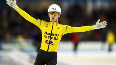 2023-10-28 17:35:52 HEERENVEEN - Harm Visser juicht na het winnen tijdens de massastart heren in ijsstadion Thialf. Het langebaanseizoen start met dit driedaagse kwalificatietoernooi voor de wereldbeker. ANP VINCENT JANNINK