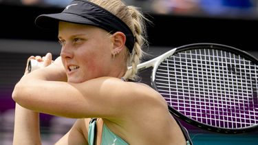 2022-06-06 13:43:28 ROSMALEN - Tennisster Suzan Lamens in actie op het internationale tennistoernooi Libema Open. Het gecombineerde Nederlandse tennistoernooi voor mannen en vrouwen wordt twaalf dagen lang gehouden op de grasbanen van Autotron. ANP SANDER KONING