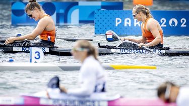 VAIRES-SUR-MARNE - Selma Konijn en Ruth Vorsselman tijdens de kanosprint (v) kajak K2 finale bij het kanovaren in het Stade Nautique op de Olympische Spelen. ANP ROBIN VAN LONKHUIJSEN