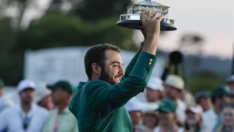 epa11279232 Golfer Scottie Scheffler of the US holds up his trophy after winning the Masters Tournament at the Augusta National Golf Club in Augusta, Georgia, USA, 14 April 2024. The Augusta National Golf Club held the Masters Tournament from 11 April through 14 April 2024.  EPA/ERIK S. LESSER
