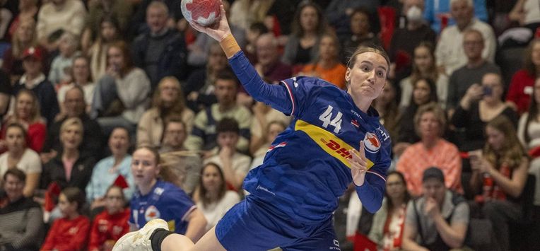 epa12797744 Nikita van der Vliet of Netherlands in action during the 2026 European Women's Handball Championship qualification match between Switzerland and Netherlands, in Kriens, Switzerland, 05 March 2026.  EPA/URS FLUEELER