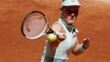 epa12049182 Dutch tennis player Suzan Lamens in action against British Emma Raducanu during their first round match at the Mutua Madrid Open tennis tournament in Madrid, Spain, 23 April 2025.  EPA/SERGIO PEREZ