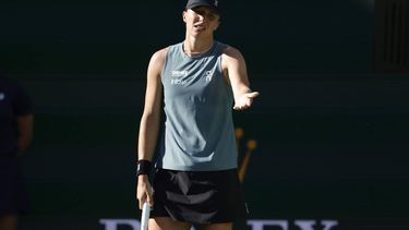 epa12815933 Iga Swiatek of Poland reacts after losing a point during the women's singles quarterfinals match against Elina Svitolina of Ukraine on day 9 of the BNP Paribas Open tennis tournament in Indian Wells, California, USA, 12 March 2026.  EPA/JOHN G. MABANGLO