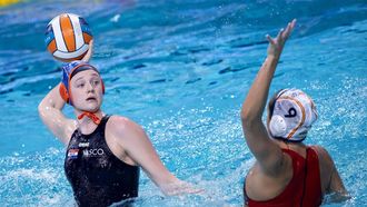 EINDHOVEN - Paula Leiton Arrones van Nederland en Judith Forca Ariza van Spanje in actie tijdens de finale van het EK waterpolo tussen Nederland en Spanje in het Pieter van den Hoogenband Zwemstadion. ANP SANDER KONING