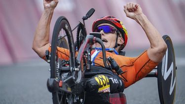 epa09439759 A handout photo made available by OIS/IOC shows Jennette Jansen of the Netherlands celebrateing as she wins the Women’s H1-4 Road Cycling Race at the Fuji International Speedway during the Tokyo 2020 Paralympic Games, Japan, 01 September 2021.  EPA/Thomas Lovelock for OIS HANDOUT  HANDOUT EDITORIAL USE ONLY/NO SALES