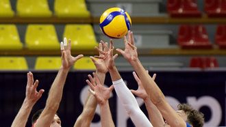 epa10836157 Wessel Keemink (R) of Netherlands in action against Adam Zajicek (2-L) and Donovan Dzavoronok (2-R) of Czech Republic during the EuroVolley Men 2023 pool C match between  Netherlands and Czech Republic in Skopje, North Macedonia, 02 September 2023.  EPA/GEORGI LICOVSKI