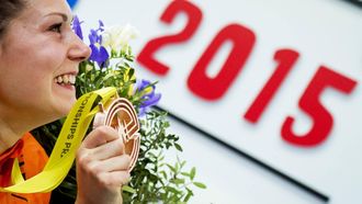 PRAAG - Maureen Koster toont haar bronzen medaille, nadat ze derde is geworden op de 3000 meter, tijdens het EK atletiek indoor in Tsjechie. ANP ROBIN VAN LONKHUIJSEN