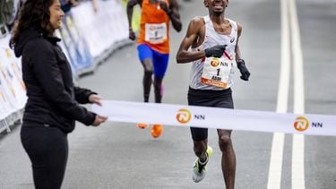 ROTTERDAM - Bashir Abdi uit Belgie wint de marathon van Rotterdam op 16 april 2023 in Rotterdam, Nederland. ANP SEM VAN DER WAL