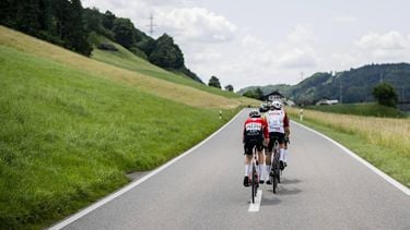 epa12178972 A breakaway group in action during the second stage of the Tour de Suisse cycling race over 177km from Aarau to Schwarzsee, Switzerland, 16 June 2025.  EPA/GIAN EHRENZELLER