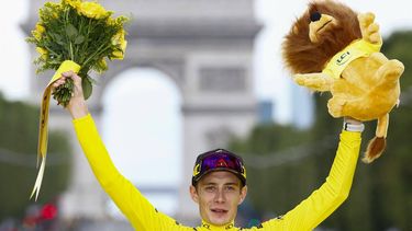 Jumbo-Visma's Danish rider Jonas Vingegaard celebrates on the podium with the overall leader's yellow jersey after winning the 21st and final stage of the 110th edition of the Tour de France cycling race, 115 km between Saint-Quentin-en-Yvelines and the Champs-Elysees in Paris, on July 23, 2023. 
Etienne GARNIER / POOL / AFP